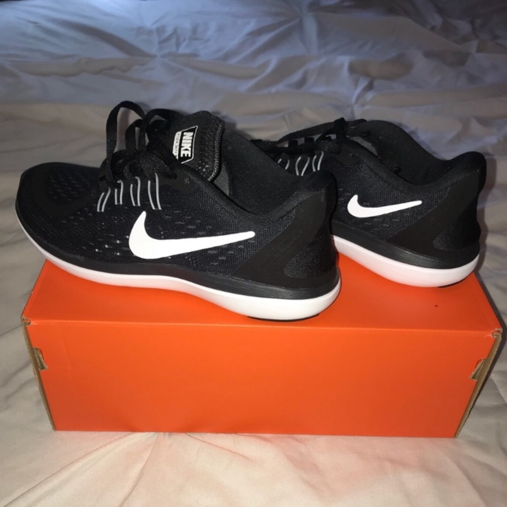 NWOT black Nike sneakers size 5.5 women's